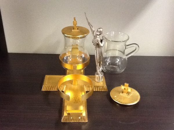 Servizio ampolle realizzato in metallo dorato con Angelo centrale in metallo argentato h.cm.13 diametro cm.24x12