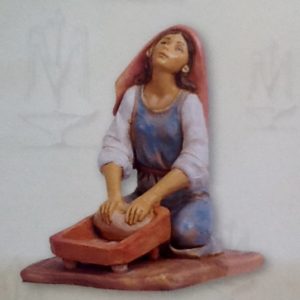 Statuina "donna che impasta" realizzato in resina colorata e rifinita a mano per presepe da cm 12