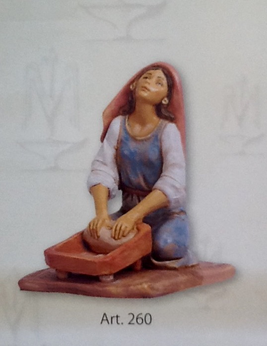 Statuina "donna che impasta" realizzato in resina colorata e rifinita a mano per presepe da cm 12