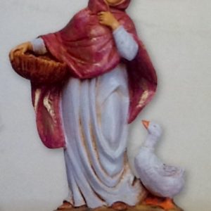 Statuina donna con cesto e papera,realizzata in resina colorata e rifinita a mano per presepe da 12 cm.
