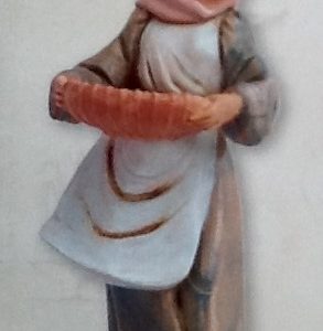 Statuina "donna con pane" realizzata in resina,colorata e rifinita a mano per presepe da 12 cm.