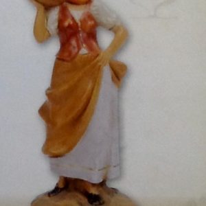 Statuina donna con pane realizzato in resina colorata e rifinita a mano per presepe da cm 12