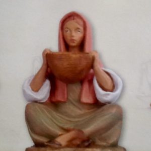 Statuina donna seduta con cesta,realizzato in resina colorata e rifinita a mano per presepe da cm 12