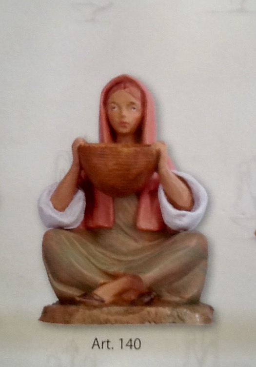 Statuina donna seduta con cesta,realizzato in resina colorata e rifinita a mano per presepe da cm 12