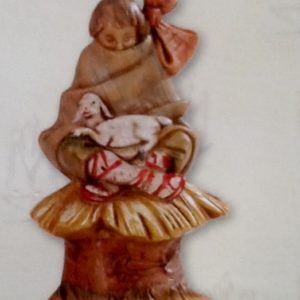 Statuina donna seduta con pecora realizzato in resina colorata e rifinita a mano per presepe da cm 12