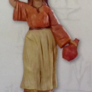 Statuina"donna con cesto e brocca,realizzato in resina colorata e rifinita a mano per presepe da cm .12