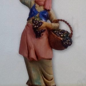Statuina"donna con uva" realizzato in resina colorata e rifinita a mano per presepe da cm 12