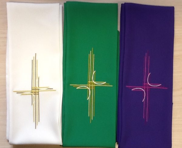 Stola di colore avorio con ricamo "croce" moderna.poliestere