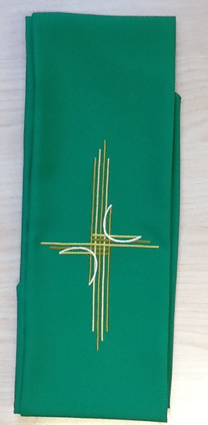 Stola di colore verde con ricamo "croce moderna" poliestere