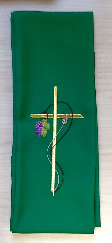 Stola di colore verde con ricamo "uva spiga" poliestere
