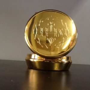 Teca in argento dorato decorato diametro cm. 5.5