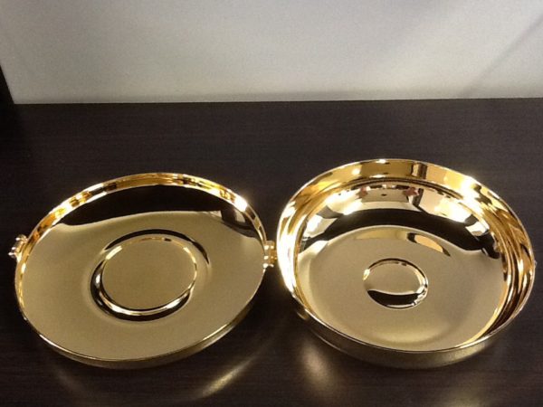 Teca in ottone dorato con placca argentata decorata "cena" diametro cm.12.5 spessore cm.3,5