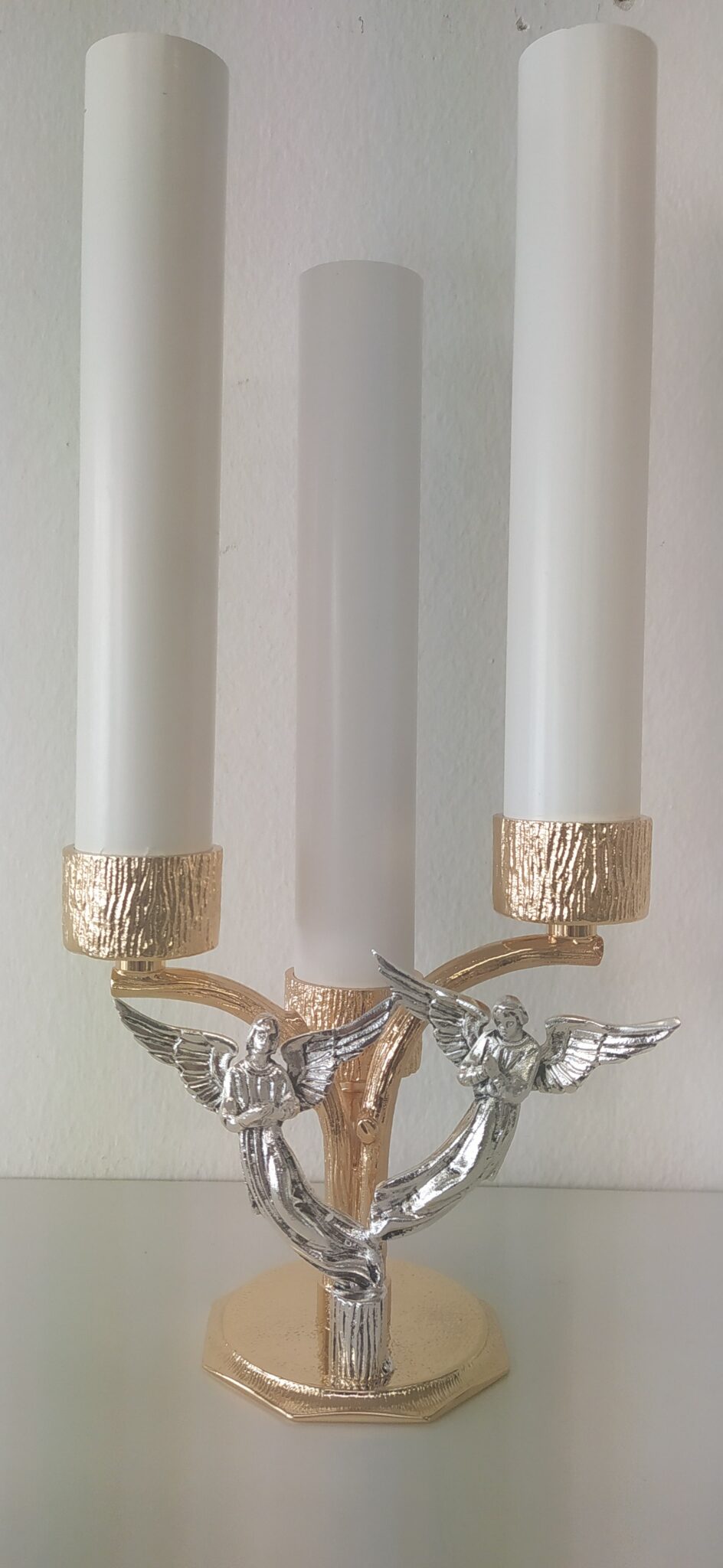 candeliere angeli in ottone fuso a 3 bossoli alt.cm 18 completo di finte  candele h.20 0 25cm. e contenitori per cera liquida - Arte Sacra Candotti