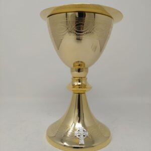 Calice ottone dorato, lavorato, compreso di patena. H 20 coppa 11,5 cm