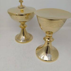Pisside ottone dorato, lavorata, h 23 coppa 15 cm. Calice ottone dorato, lavorato, h 20 coppa 11,5 cm compreso di patena