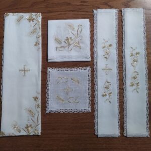 servizio messa 5 pz.( compr. amitto) 100% puro lino ricamo ricco fili dorati.