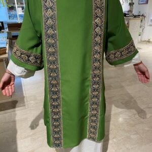 Dalmatica in poliestere, ricamato con gallone dorato, possibile nei 4 colori