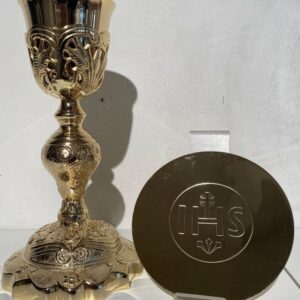 Calice ottone dorato, tutto lavorato H 26cm, compreso di patena incisa e custodia