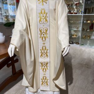 Casula bianca con stolone, 70% lana e 30% seta, ricamo con fili dorati, possibile nei quattro colori